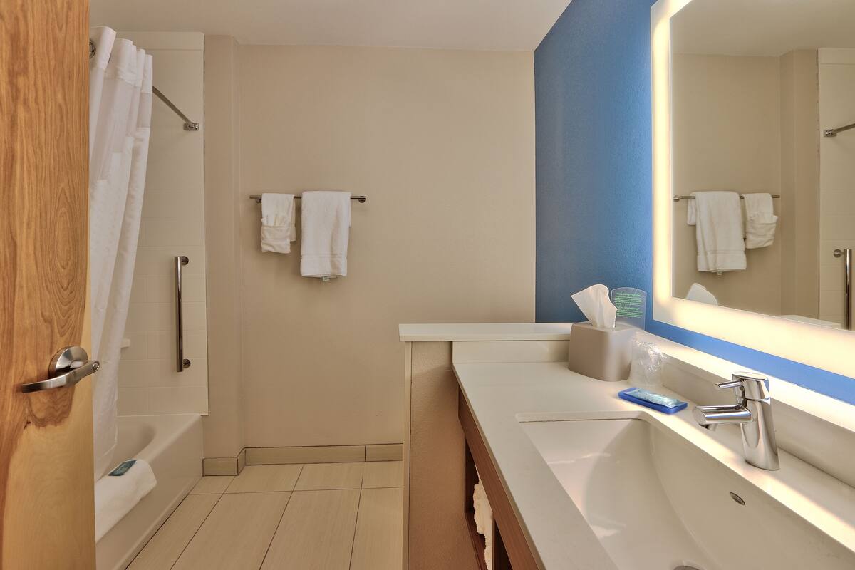 standard room, 1 king bed | bathroom | hydromassage showerhead, towels