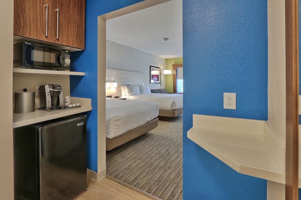 desk, free cots/infant beds, free wifi, bed sheets