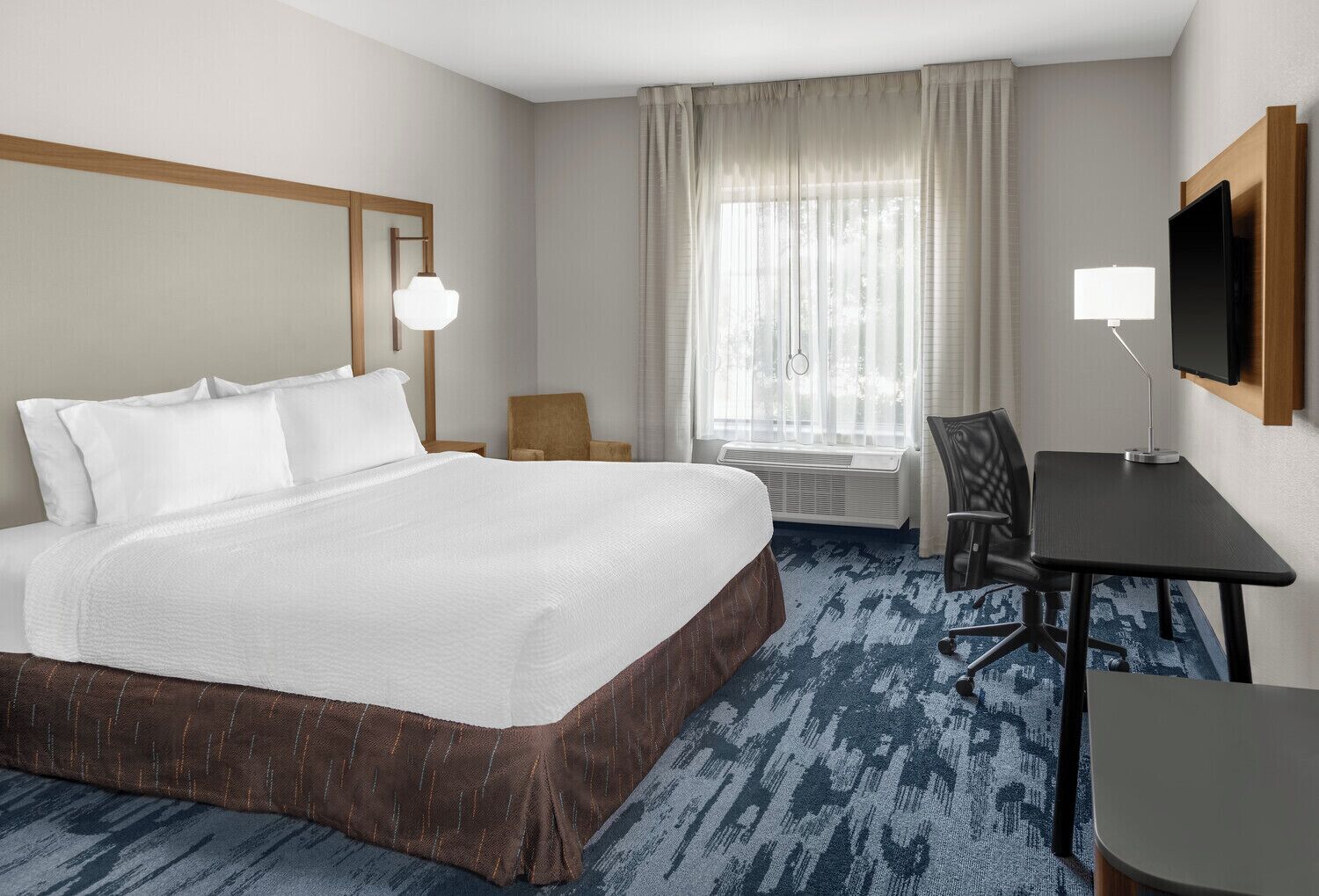 Escritorio, cortinas blackout y tabla de planchar con plancha 