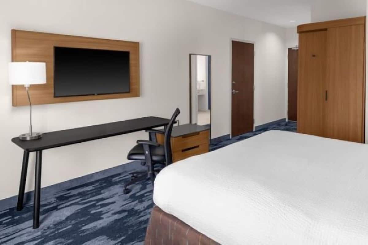 Room, 1 King Bed (Mobility/Hearing Access, Roll-In Shwr) | Desk, blackout drapes, iron/ironing board, free cribs/infant beds