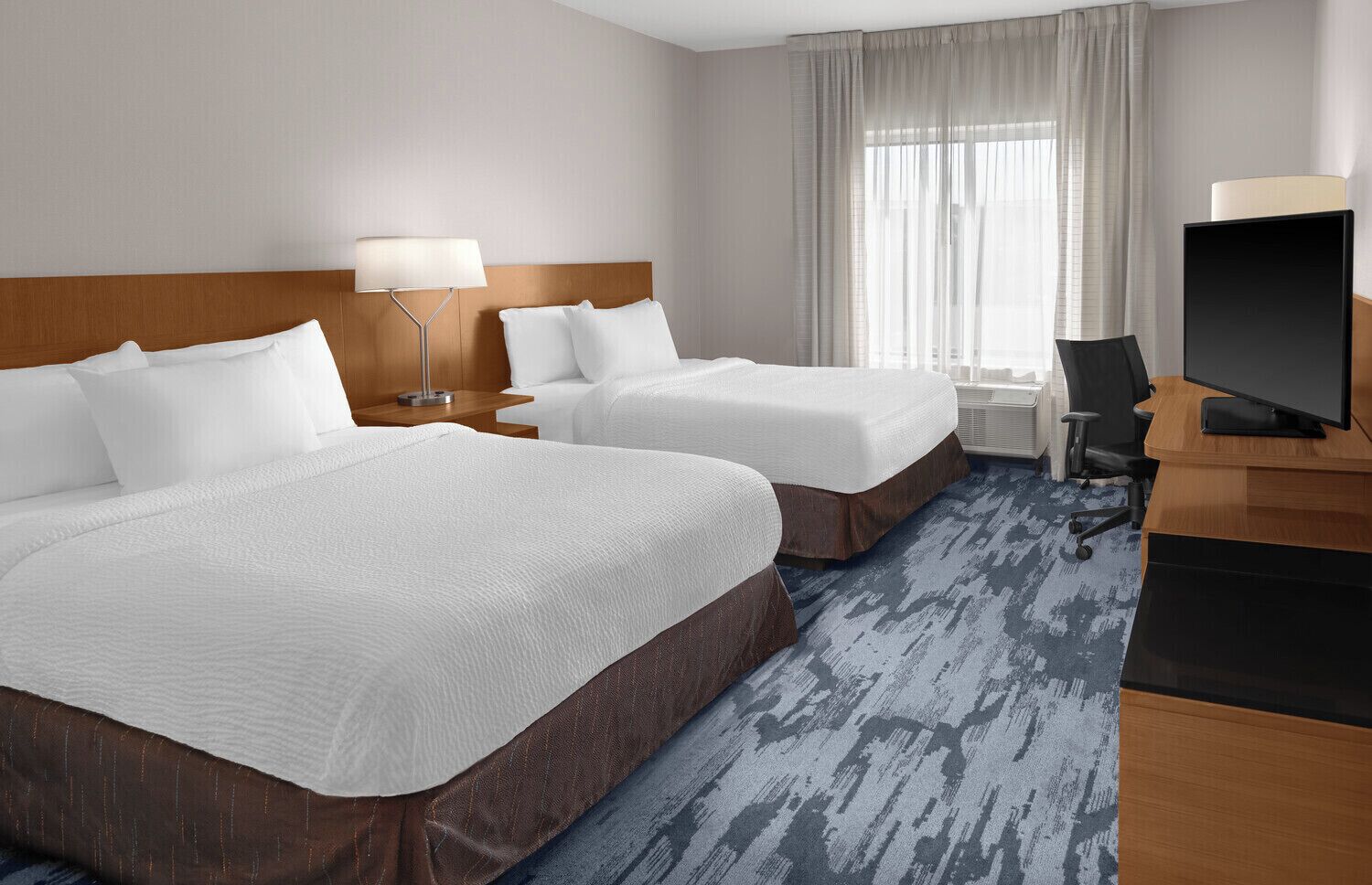 Escritorio, cortinas blackout y tabla de planchar con plancha 