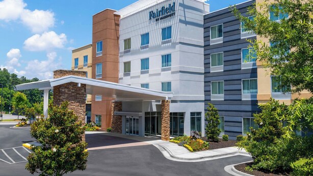 A Fairfield by Marriott hotel with a modern design, featuring a covered entrance and a parking lot. - Fairfield Inn & Suites by Marriott Atlanta Acworth (Acworth)