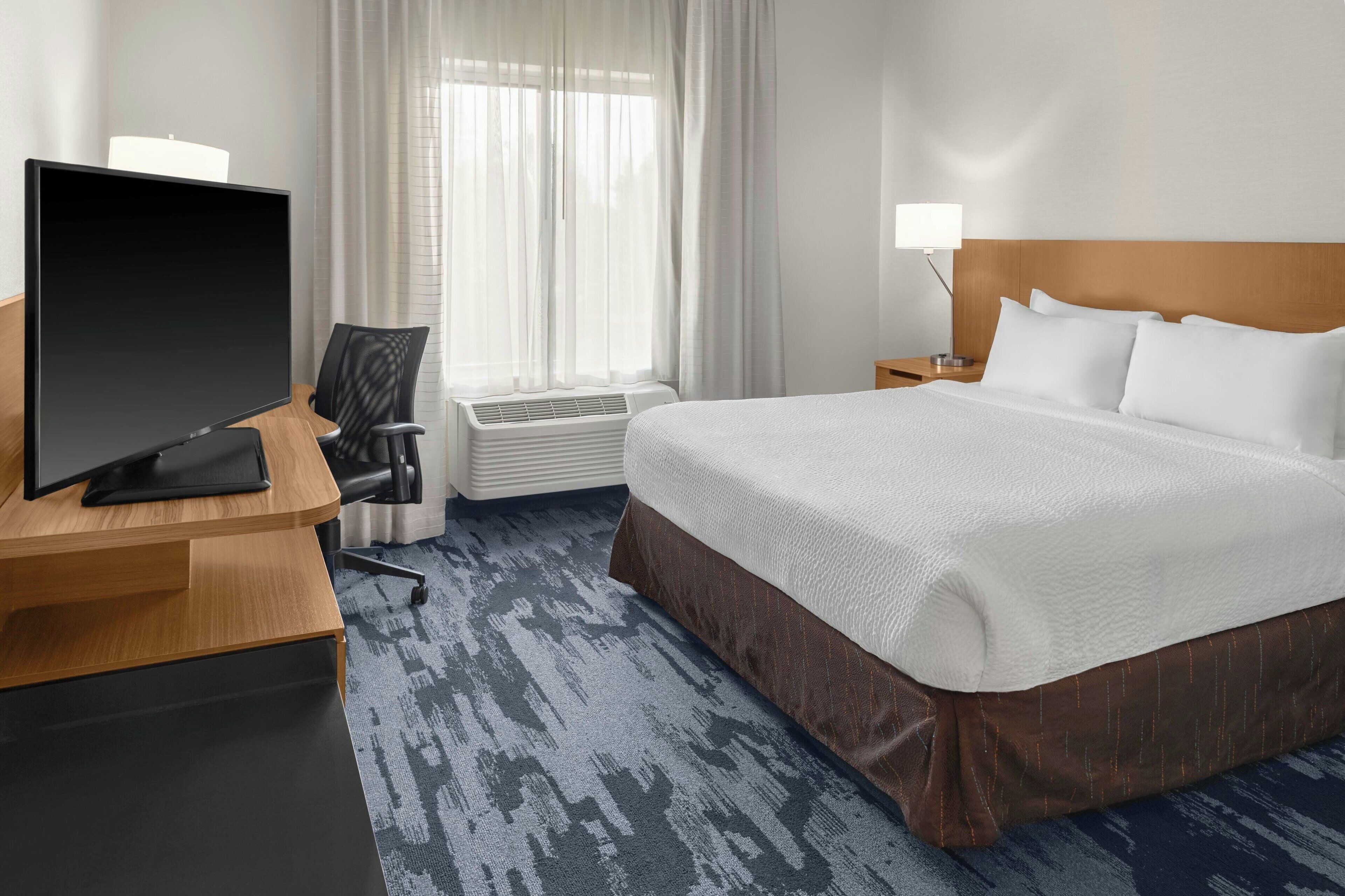 Escritorio, cortinas blackout y tabla de planchar con plancha 