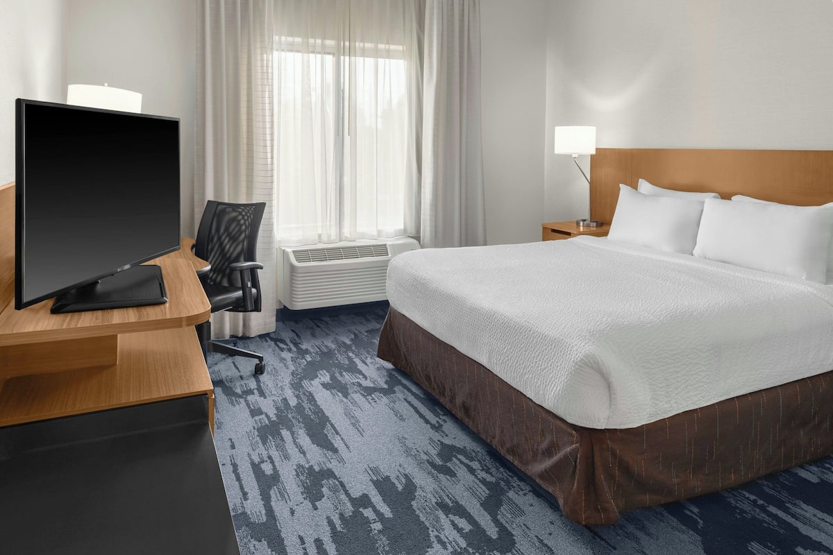 Quarto, 1 cama King | Escrivaninha, cortinas blackout, ferros/tábuas de passar roupa