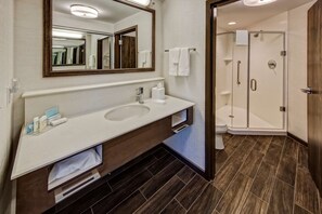 Een bad/douchecombinatie, gratis toiletartikelen, een haardroger