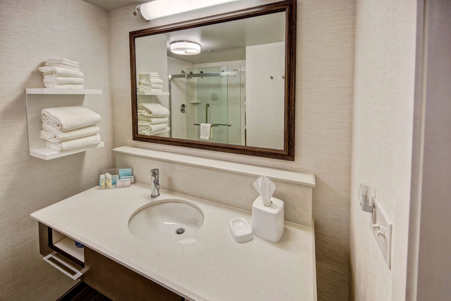 Bathroom | Combined shower/bathtub, free toiletries, hair dryer, towels