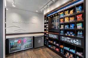 Een presentatiegedeelte voor snacks en drankjes met diverse merken en producten.
