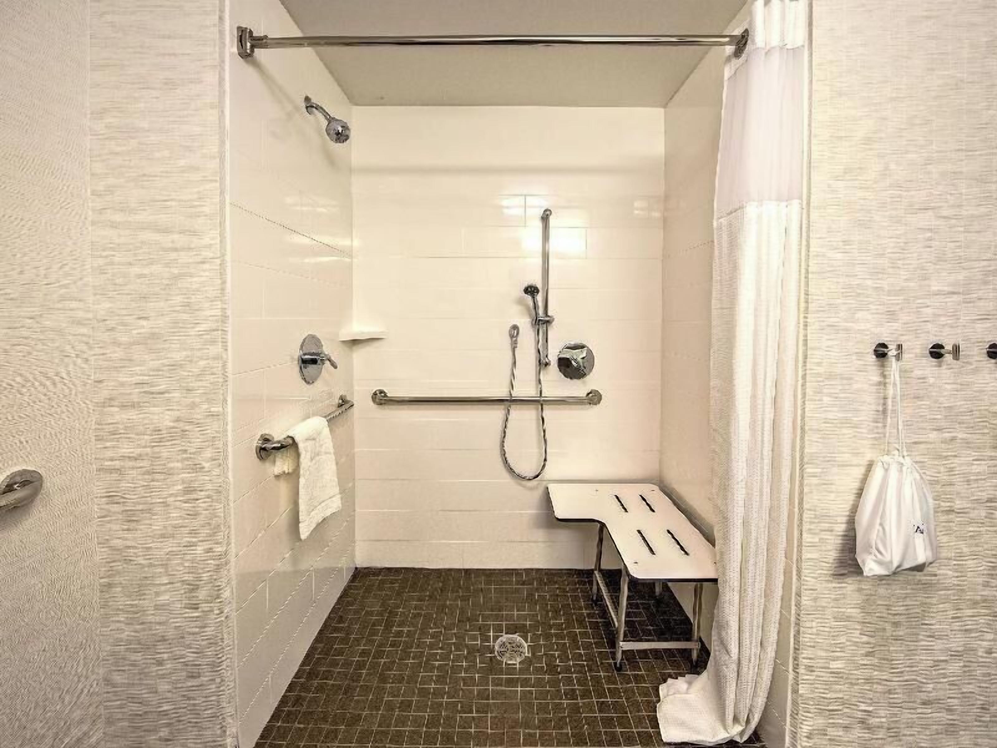 Bathroom | Combined shower/bathtub, free toiletries, hair dryer, towels
