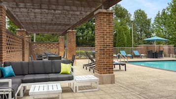 Piscine extérieure (ouverte en saison), chaises longues