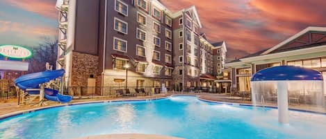 Kauden mukainen ulkouima-allas, aurinkotuoleja