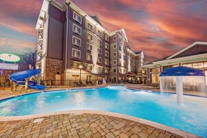 Una piscina al aire libre de temporada, tumbonas