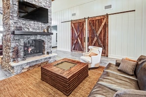 Lobby - Black Fox Lodge Pigeon Forge, Tapestry Collection by Hilton (Pigeon Forge)