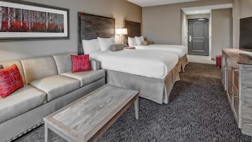 Deluxe kamer, meerdere bedden, balkon, uitzicht op rivier | Luxe beddengoed, verduisterende gordijnen, een strijkplank/strijkijzer