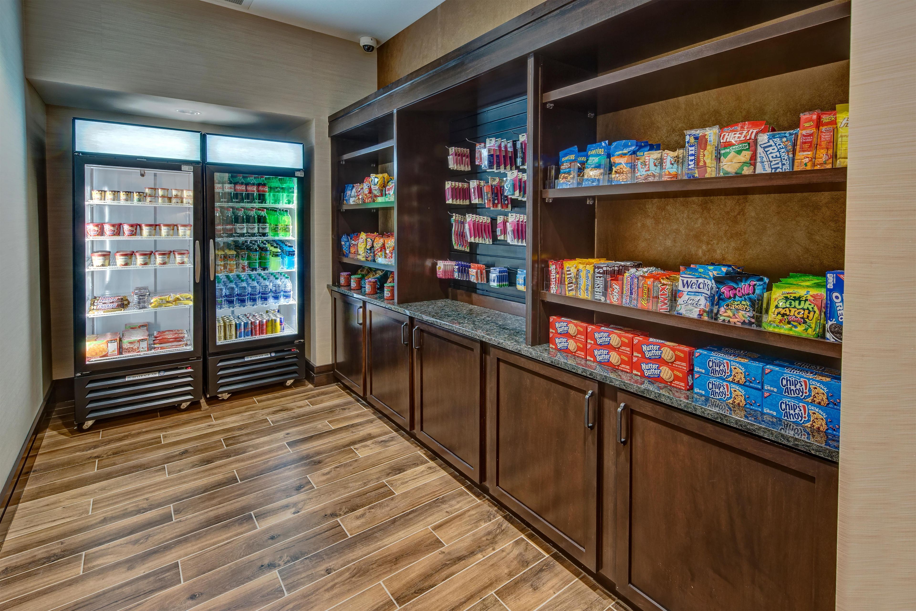 Een automaat met snacks en drankjes, zowel gekoeld als ongekoeld, met een keuze uit bijvoorbeeld snacks, ontbijtgranen en flessen dranken.