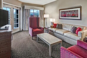 Premium bedding, blackout drapes, iron/ironing board - Black Fox Lodge Pigeon Forge, Tapestry Collection by Hilton (Pigeon Forge)