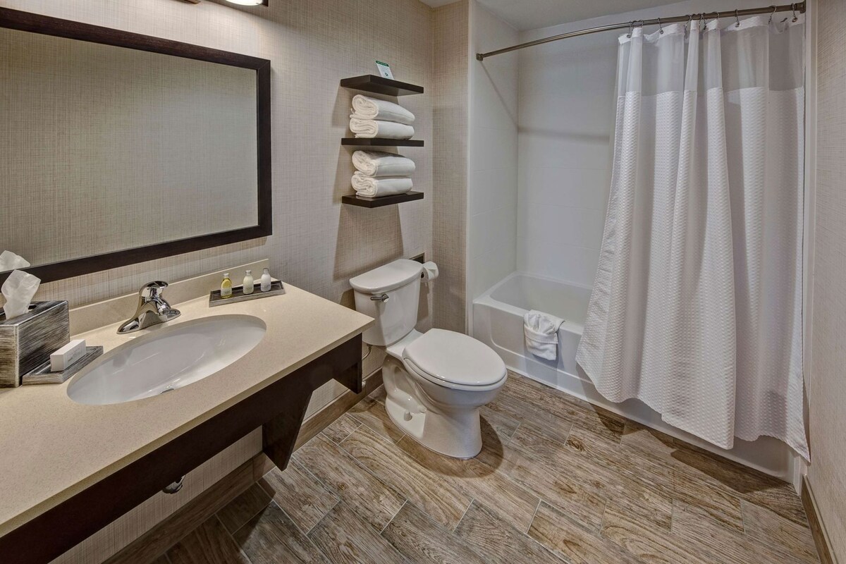 Bathroom | Free toiletries, hair dryer, towels