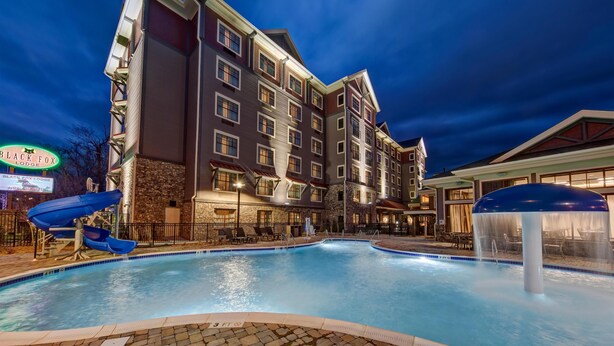 Un hôtel doté d’un espace piscine comprenant un toboggan aquatique et un jacuzzi.