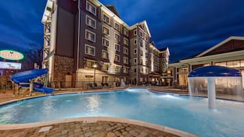 حمّام سباحة خارجي موسمي، مقاعد للتشمس