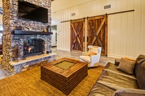 Lobby - Black Fox Lodge Pigeon Forge, Tapestry Collection by Hilton (Pigeon Forge)