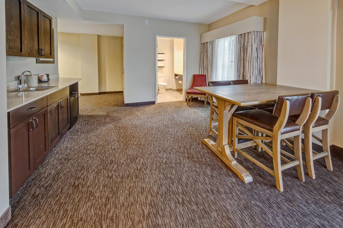 Televisión de pantalla plana de 43 pulgadas con canales por cable