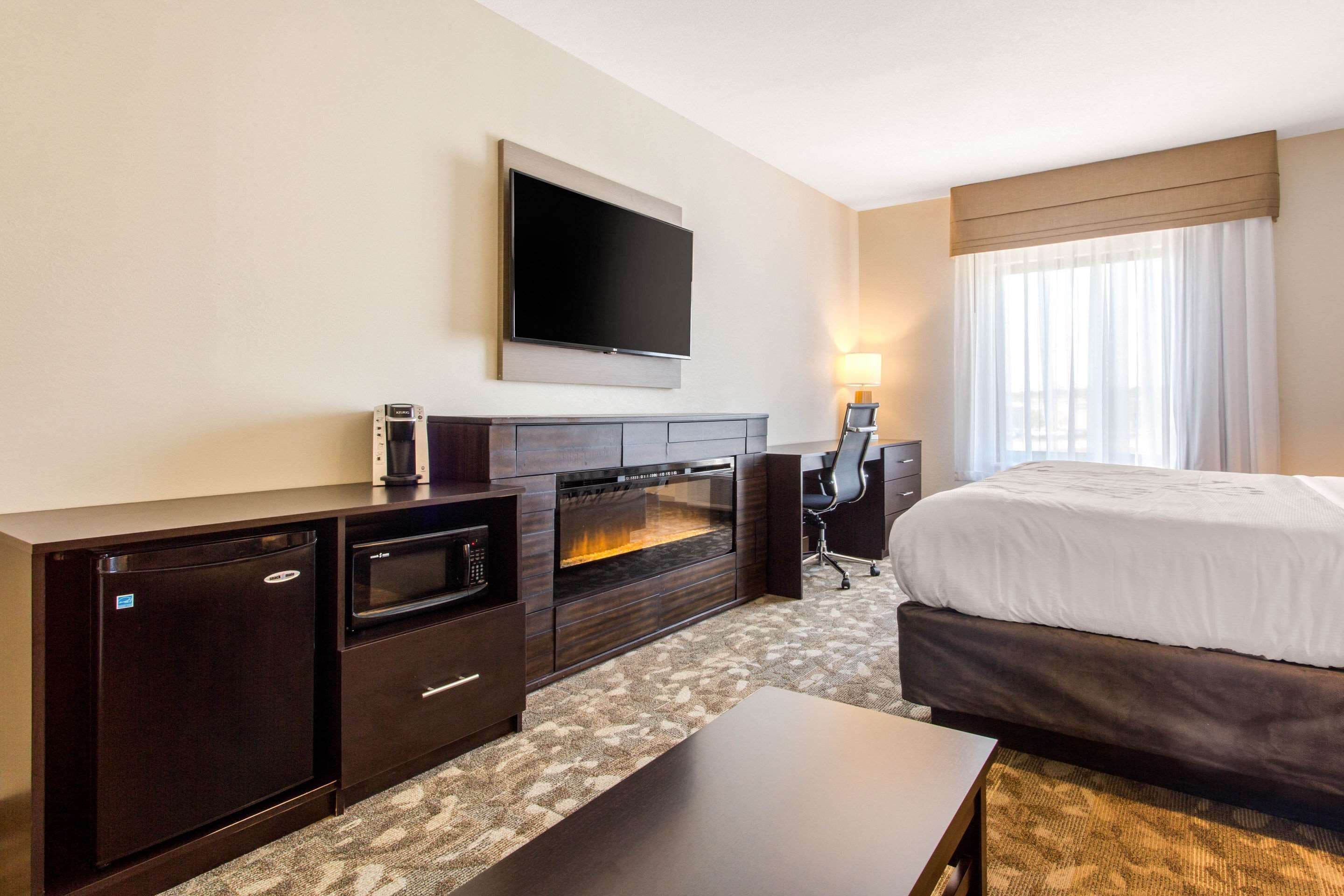 Efficiency スイート キングベッド 1 台 禁煙 | 高級寝具、デスク、防音設備、アイロン / アイロン台