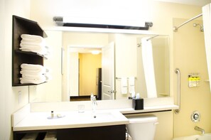 Suite, 1 chambre (Living Dining) | Salle de bain | SĂšche-cheveux, serviettes fournies