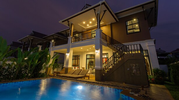 A two-story house with a swimming pool, a balcony, and a staircase leading to the upper floor. - The Best Aonang Villas (Krabi)