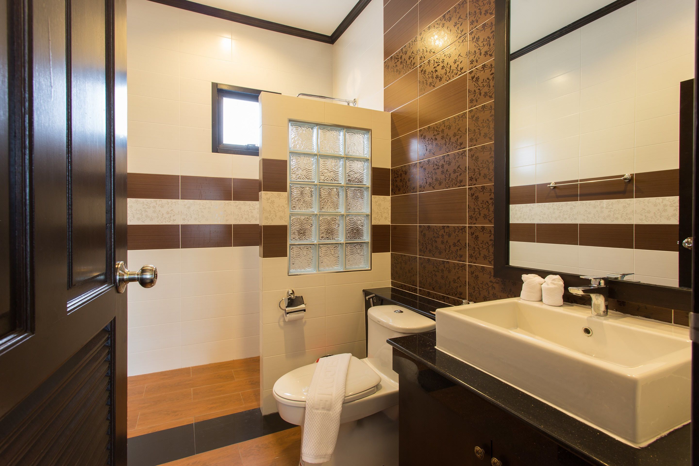 Une salle de bain avec des toilettes, un lavabo et une douche.