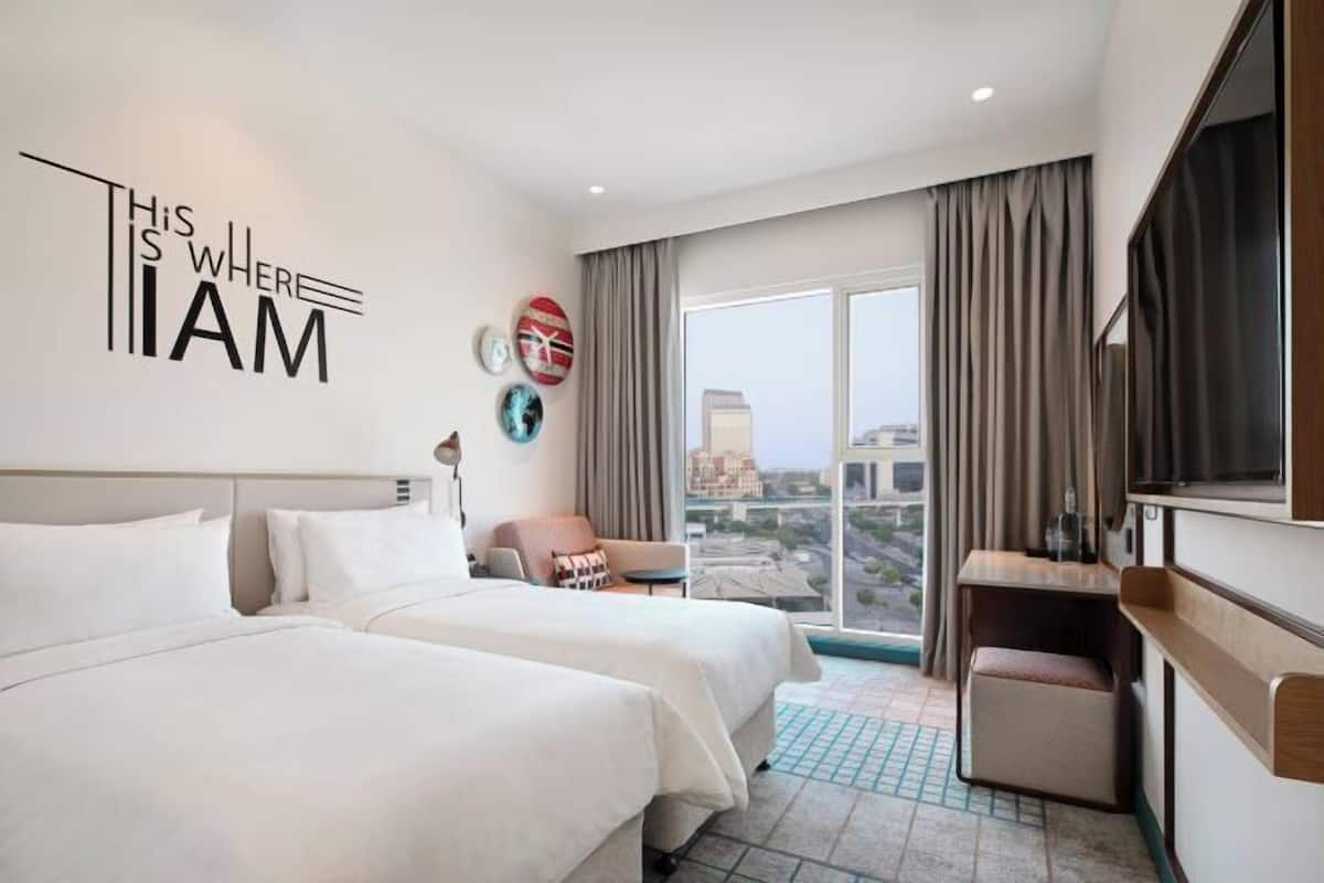 Safe på rommet, skrivebord, lydisolert og barnesenger (inkludert)