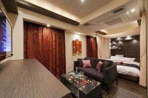 Blackout curtains, soundproofing, free WiFi