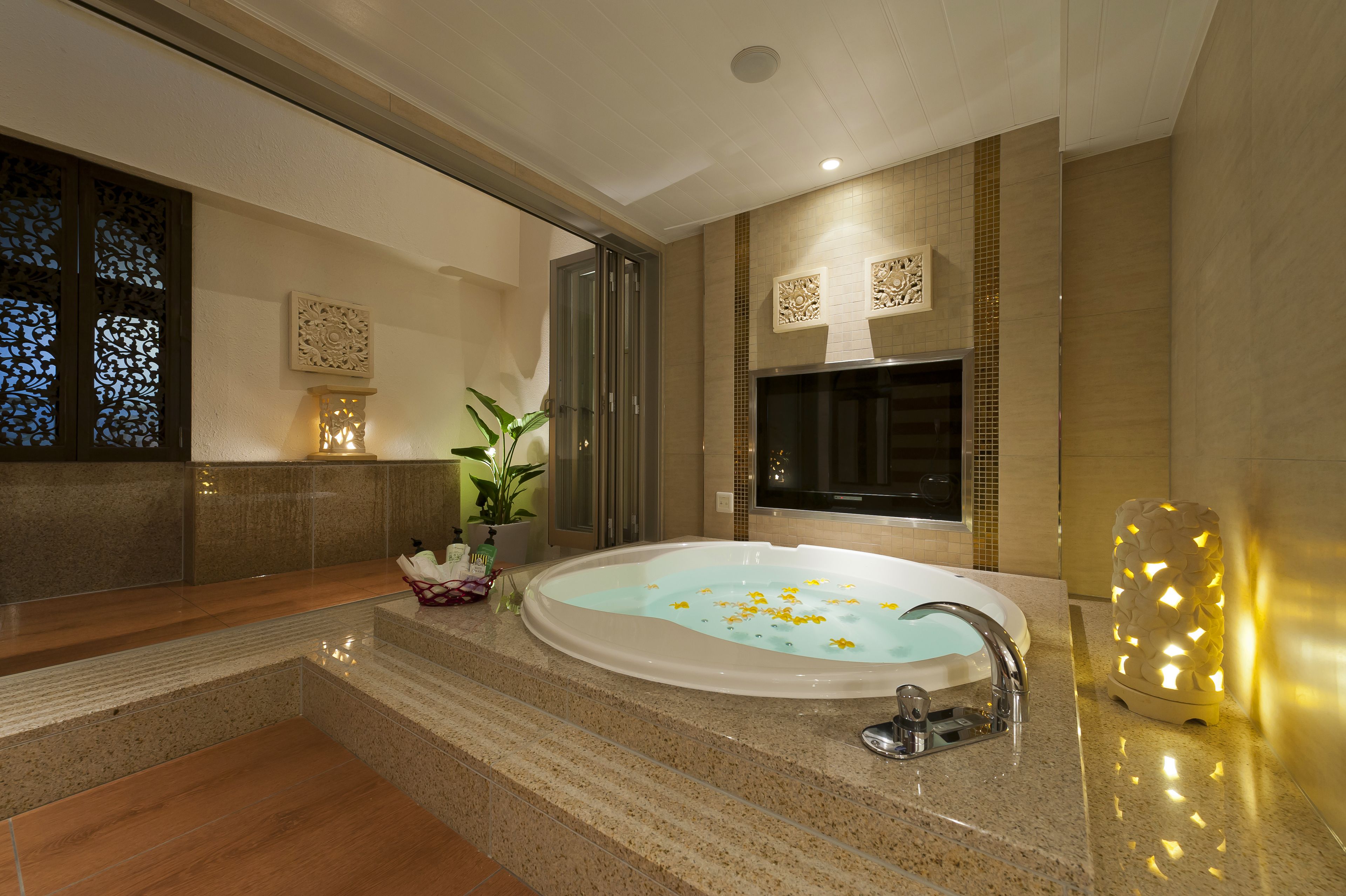 maisonette grand suite | bathroom | separate bathtub and shower, jetted bath, free toiletries, hair dryer