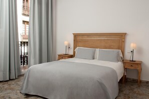 In-room safe, desk, blackout curtains, free cots/infant beds - Hostal Portofino (Arenys de Mar)