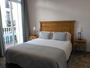 Double or Twin Room | In-room safe, desk, blackout curtains, free cots/infant beds - Hostal Portofino (Arenys de Mar)