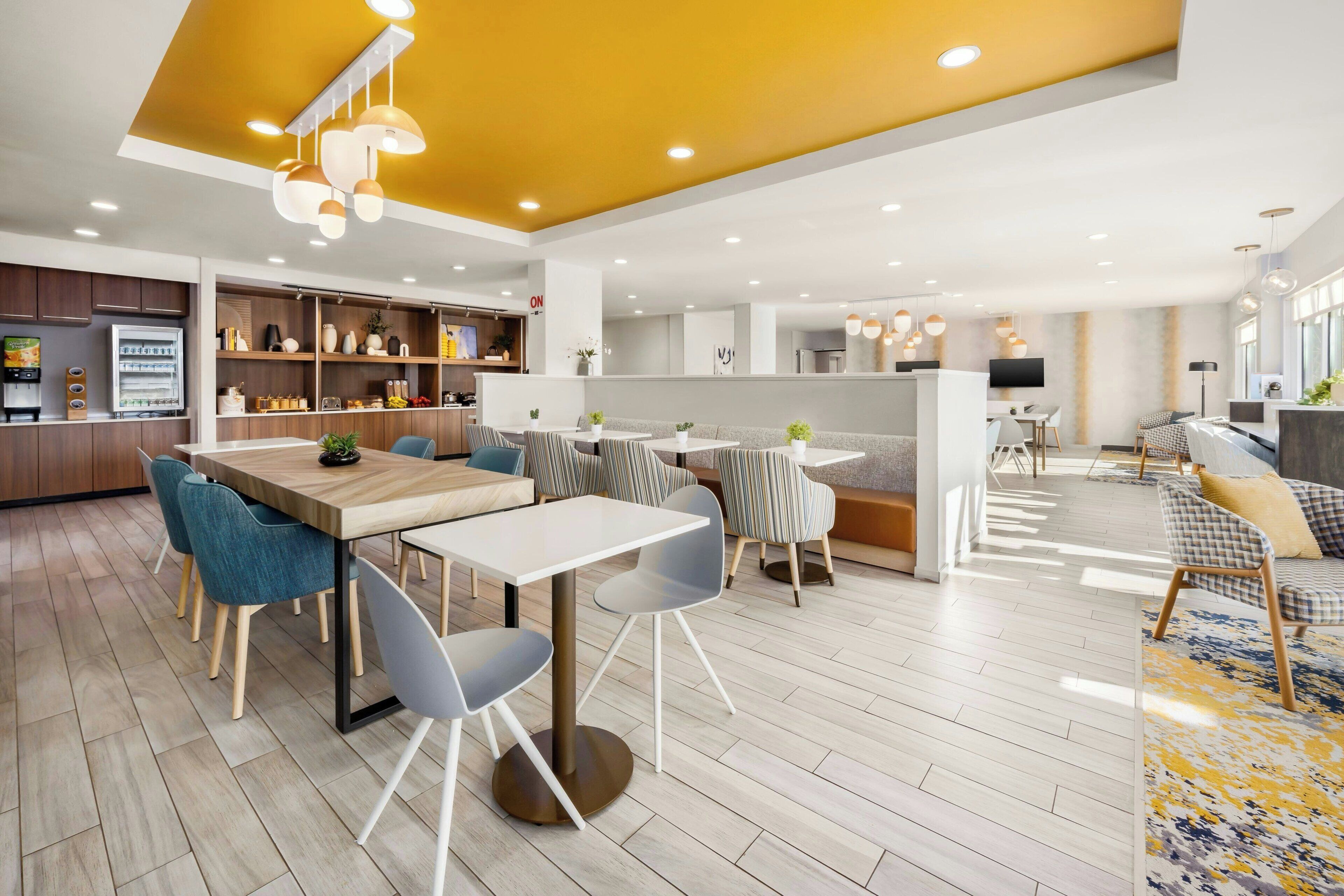 朝食 (フル ブレックファスト)、毎日提供 (無料)