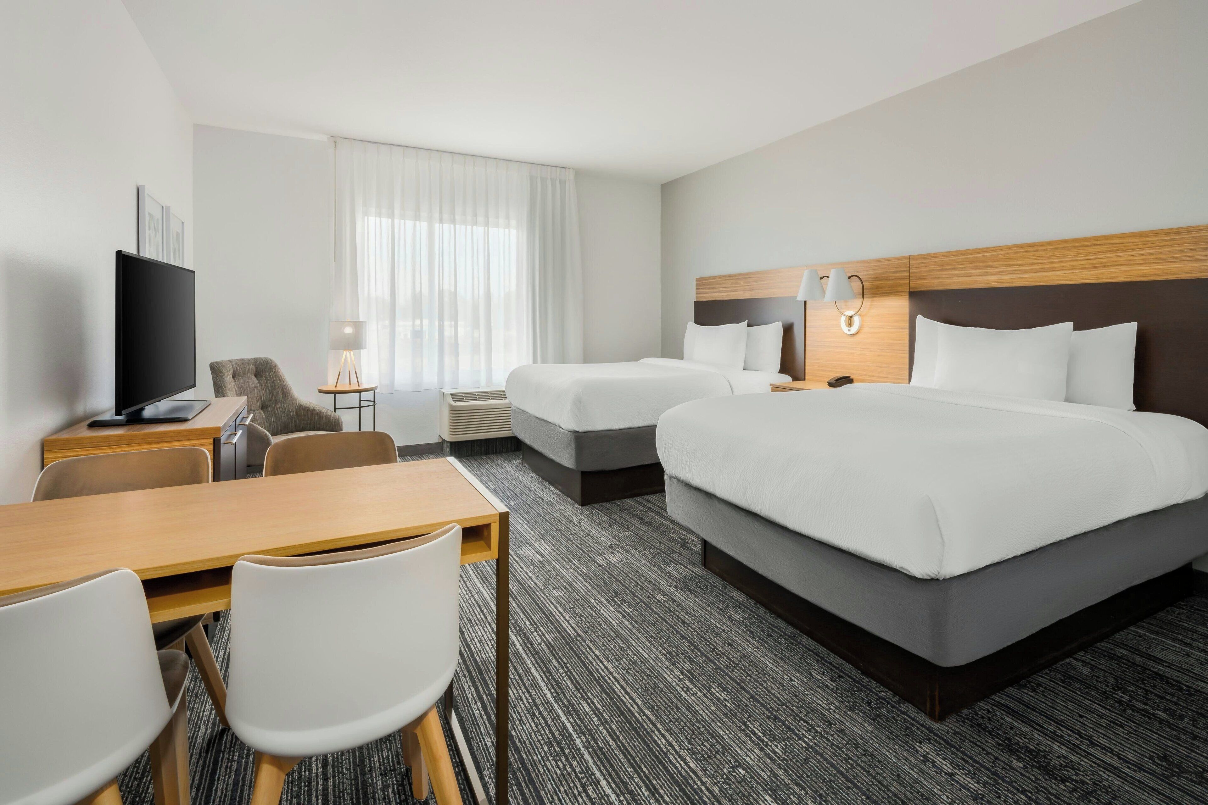 スタジオ クイーンベッド 2 台 | デスク、アイロン / アイロン台、ベビーベッド (無料)、WiFi (無料)