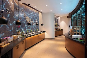2 restaurants, breakfast, lunch, dinner served; Hawaiian cuisine
