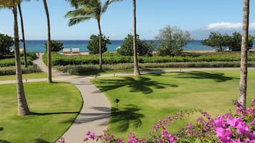 En la playa, camas de playa (con cargo), camastros y sombrillas