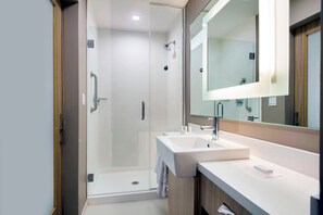Shower, free toiletries, hair dryer, towels - SpringHill Suites by Marriott Miami Doral (Miami)