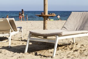 Playa en los alrededores y playa de arena blanca 