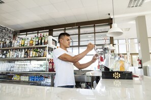 Bar en bord de piscine