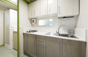 Bungalow, 2 Bedrooms (4-5 pax Premium) | Dapur peribadi | Peti sejuk, ketuhar gelombang mikro, dapur, pembancuh kopi/teh 