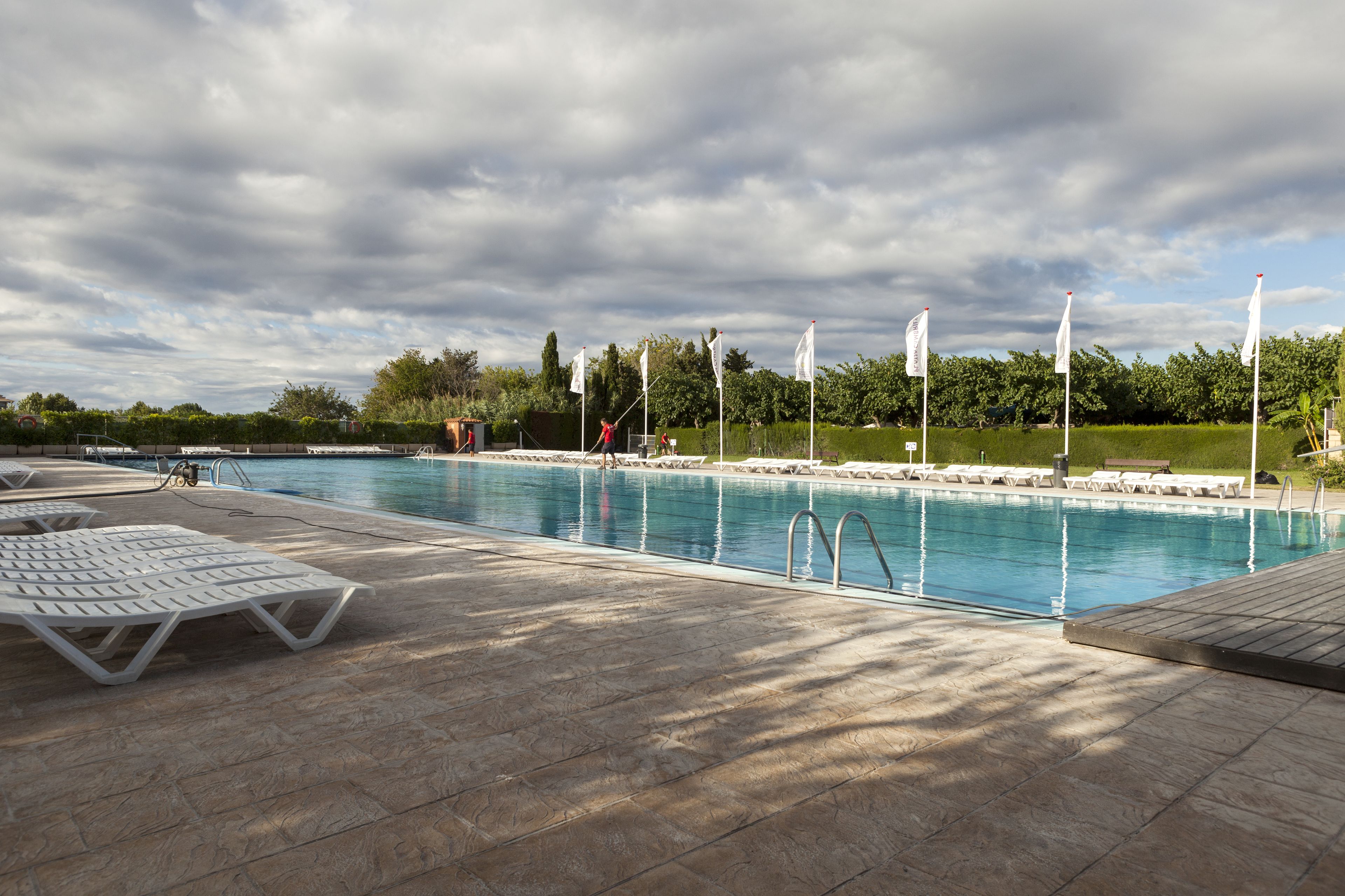 2 buitenzwembaden, parasols bij het zwembad en ligstoelen