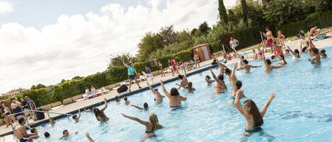 2 outdoor pools, pool umbrellas, pool loungers