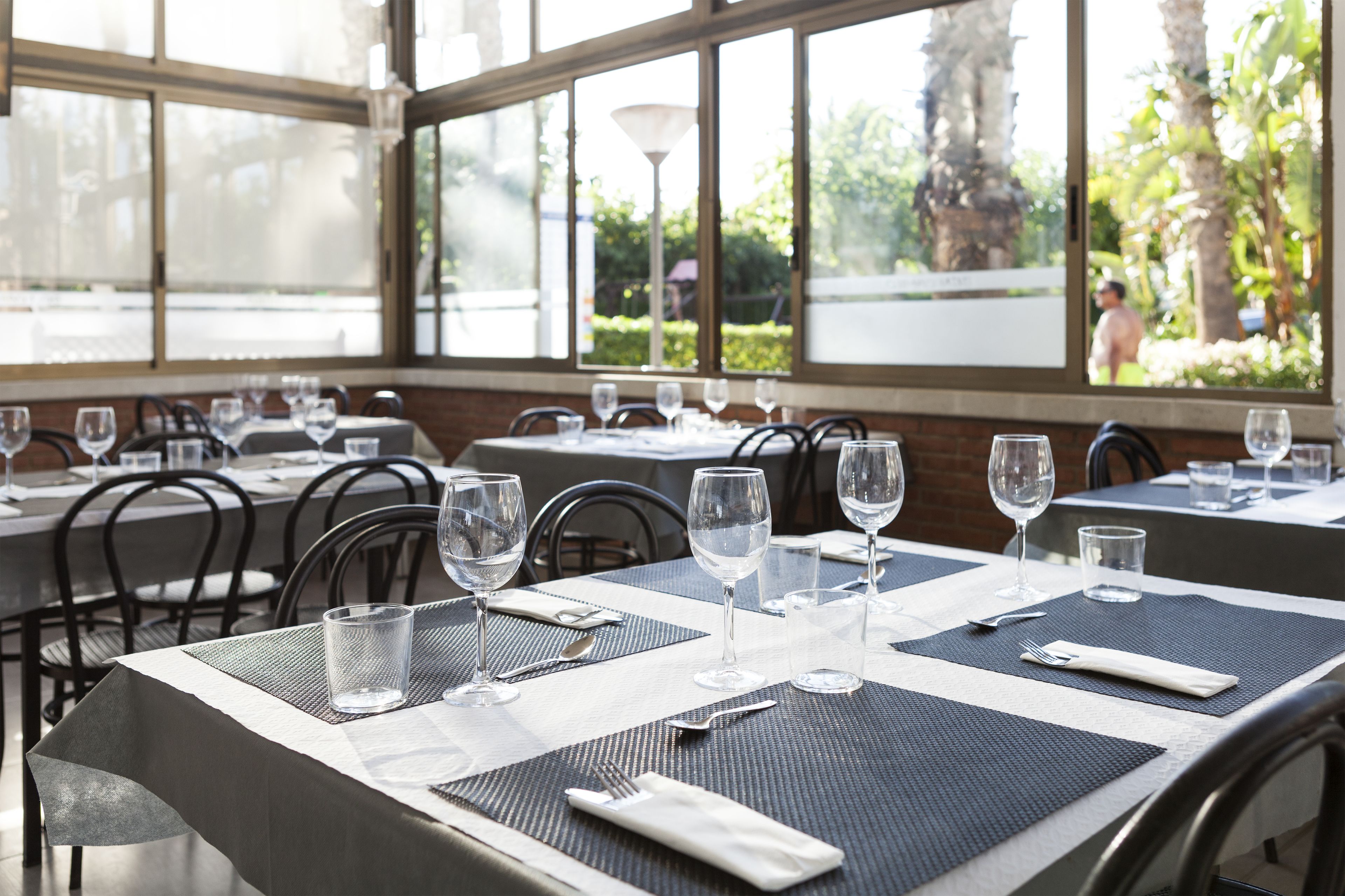 Melayani sarapan, makan siang, dan makan malam