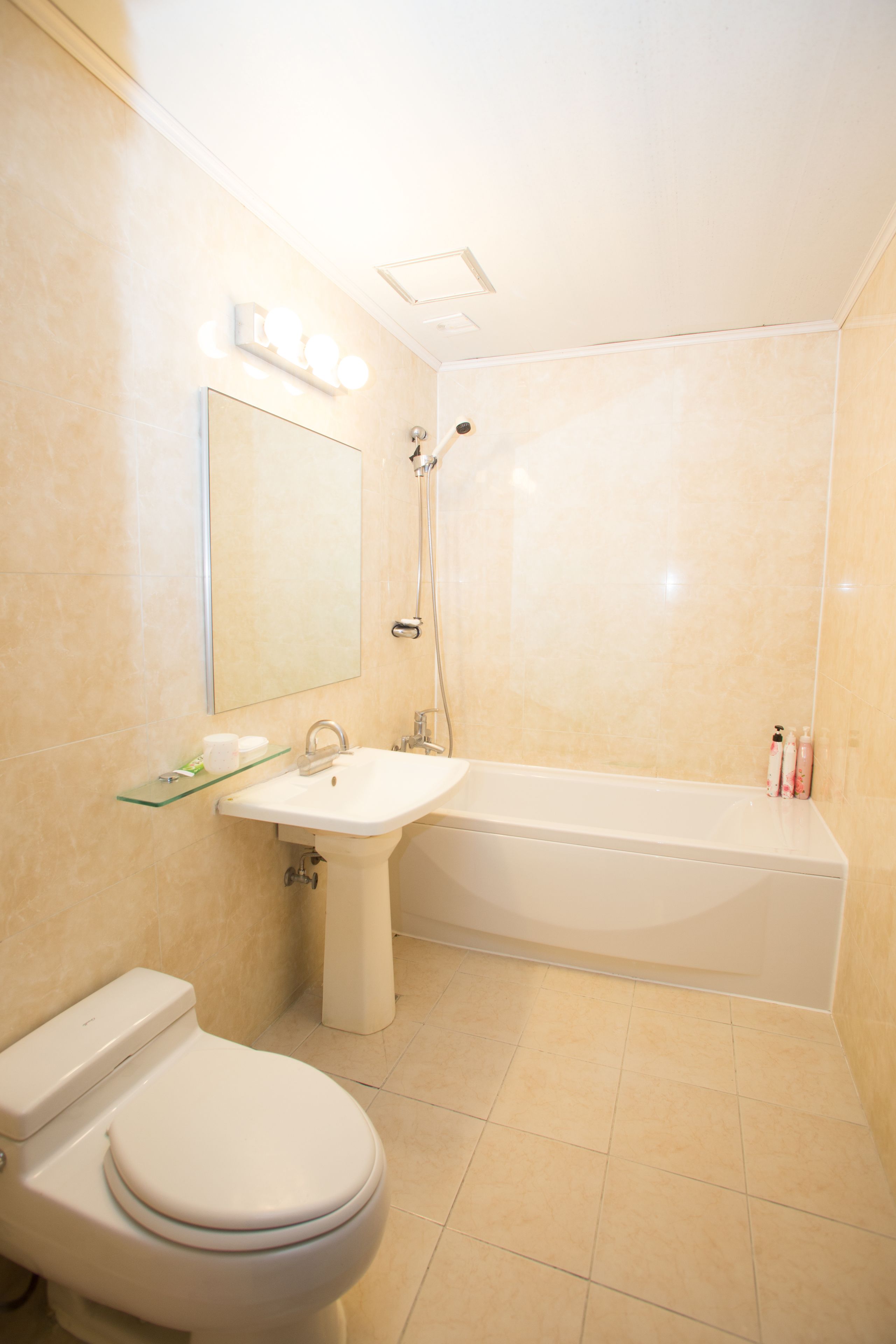 family room | bathroom | free toiletries, hair dryer, bathrobes, slippers