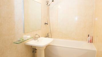 Familierom | Bad | Toalettartikler (inkludert), hårføner, badekåper og tøfler