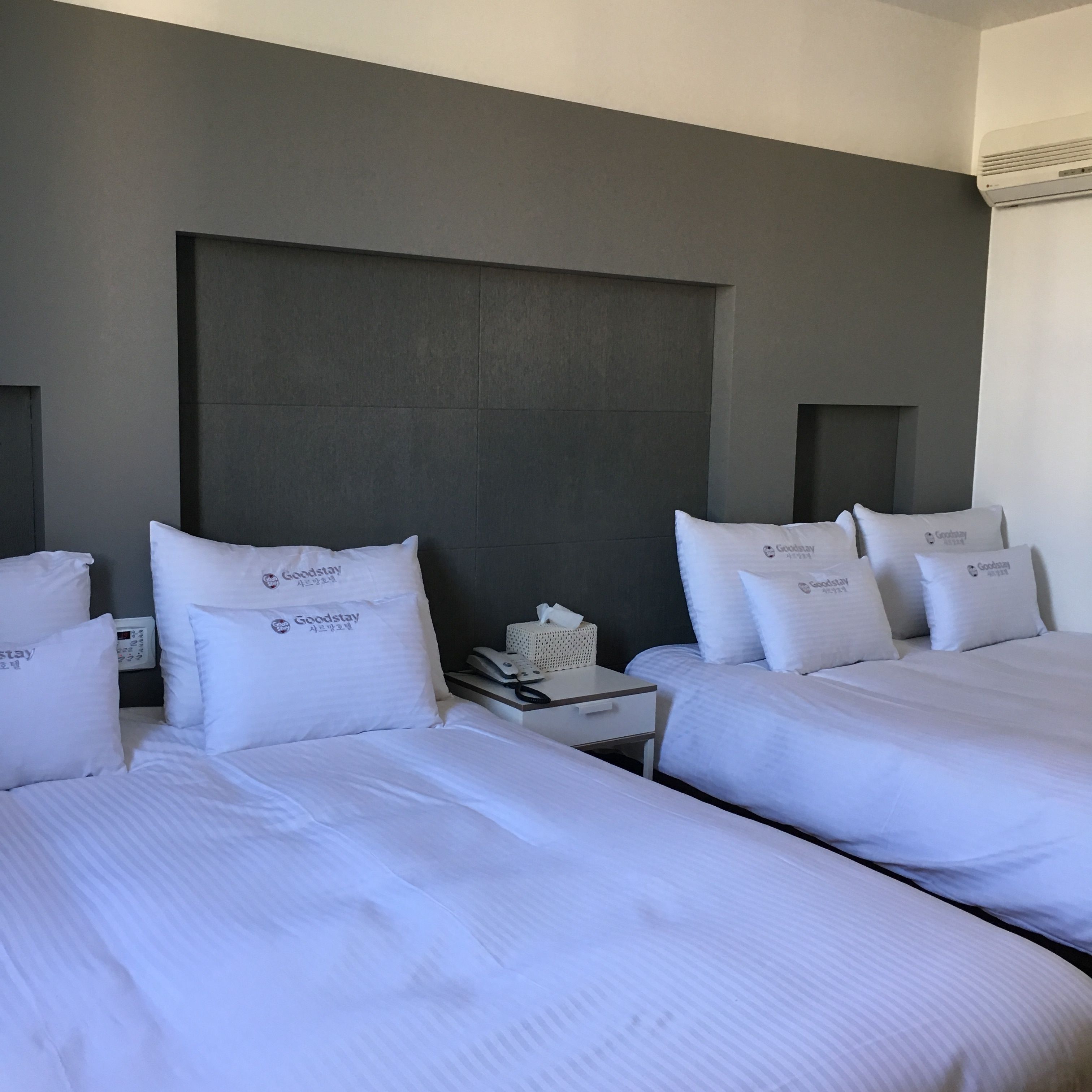 Cortines opaques, wifi gratuïta i roba de llit 