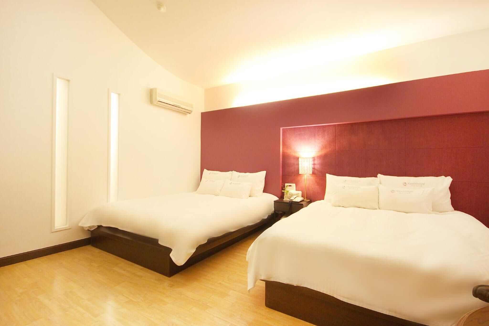 Cortinas blackout, wifi gratis y ropa de cama 