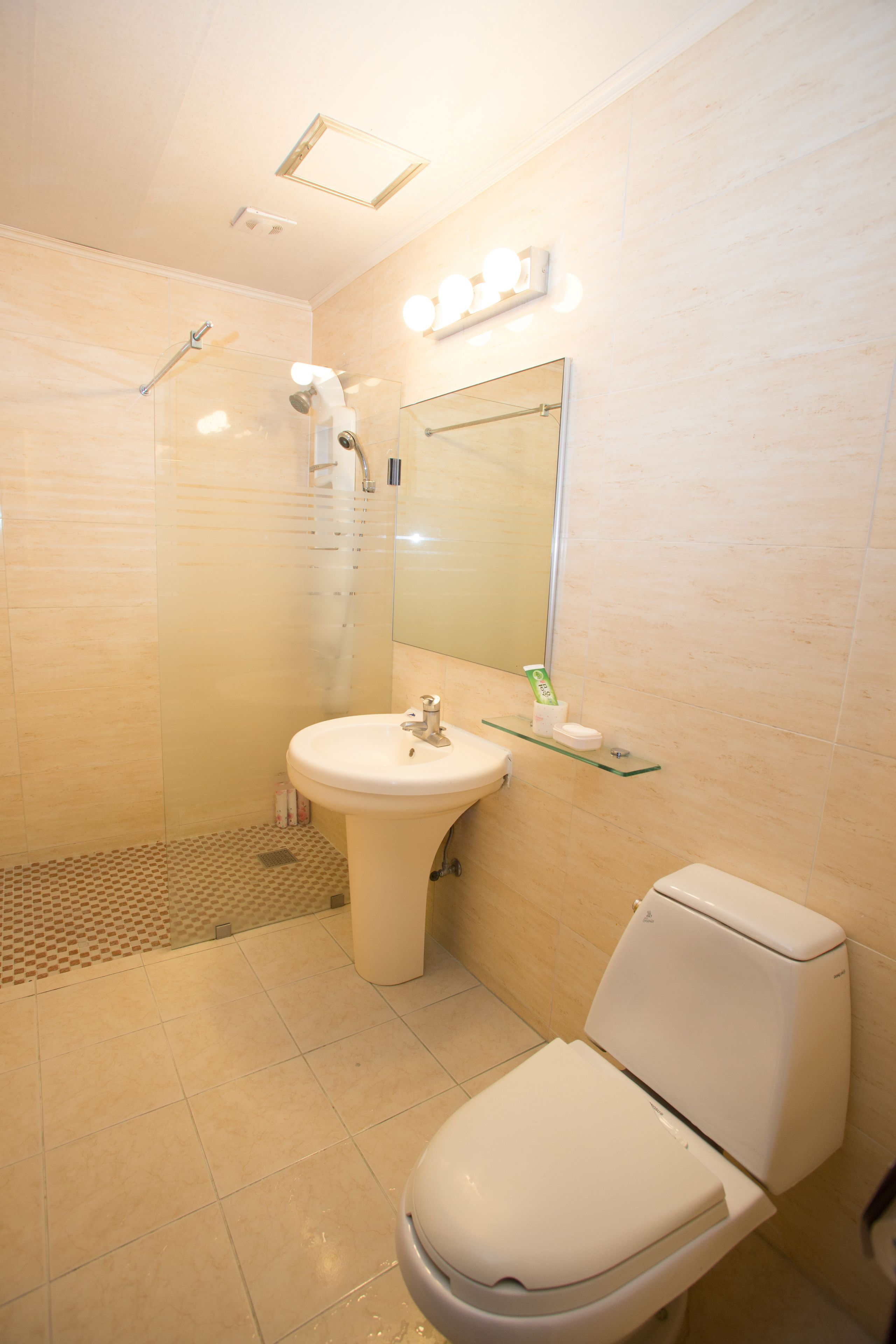 twin room | bathroom | free toiletries, hair dryer, bathrobes, slippers