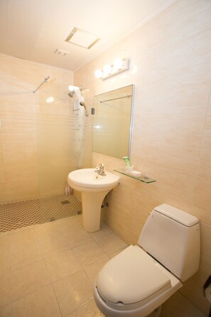 Twin Room | Bathroom | Free toiletries, hair dryer, bathrobes, slippers - Charmant Hotel (Mokpo)